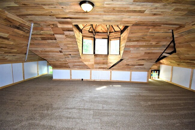 Building Photo - 123 Marion St