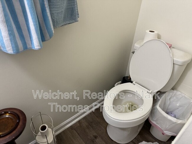 Building Photo - 400 School St