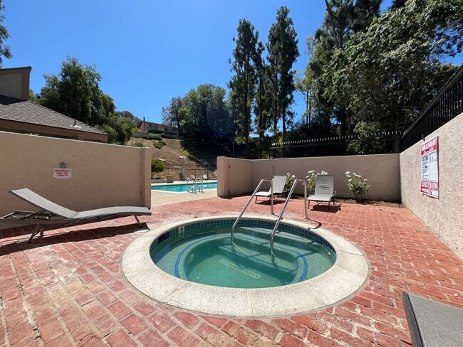 Building Photo - MOVE-IN READY 3+2 w/all appliances, commun...