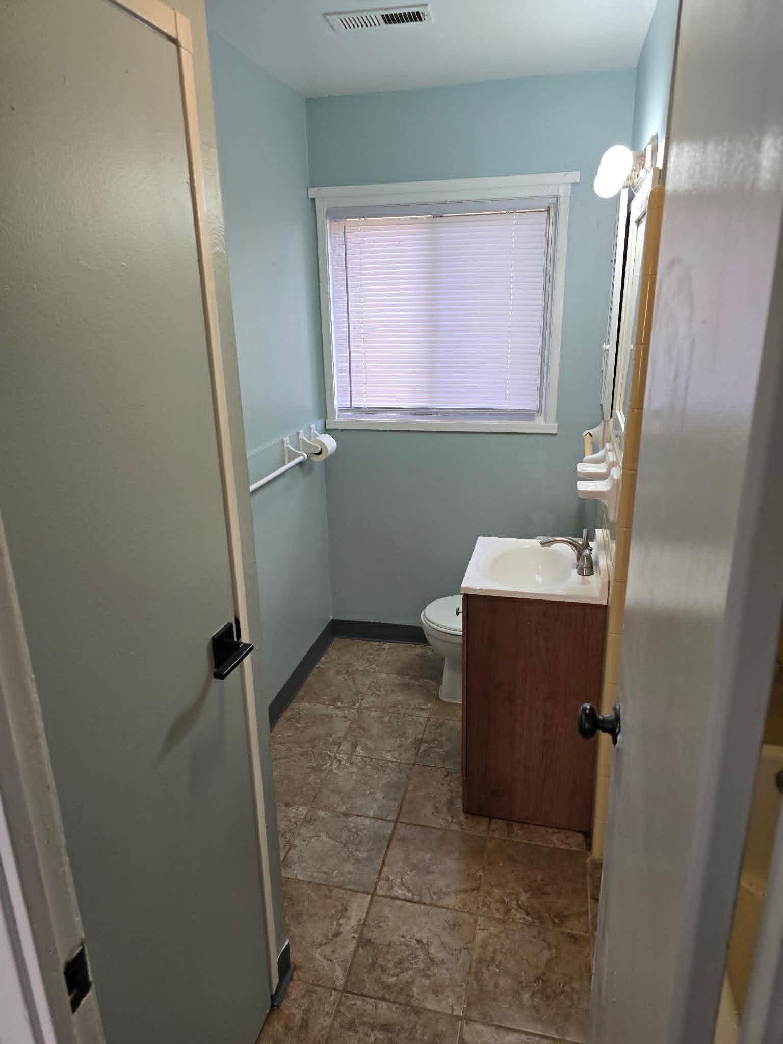 Building Photo - 1702 Wakefield Dr NE