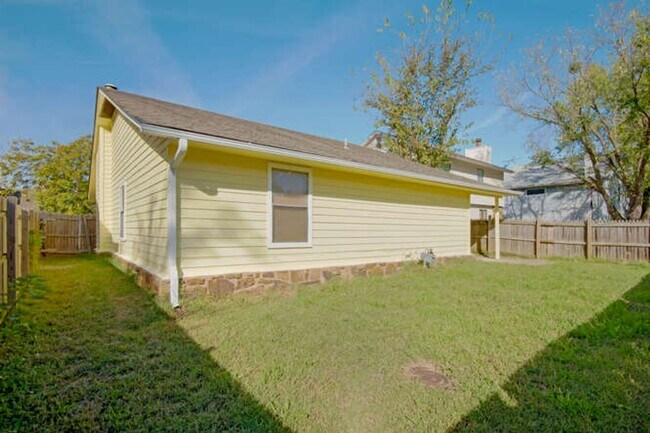 Building Photo - Great little modern and super clean home i...
