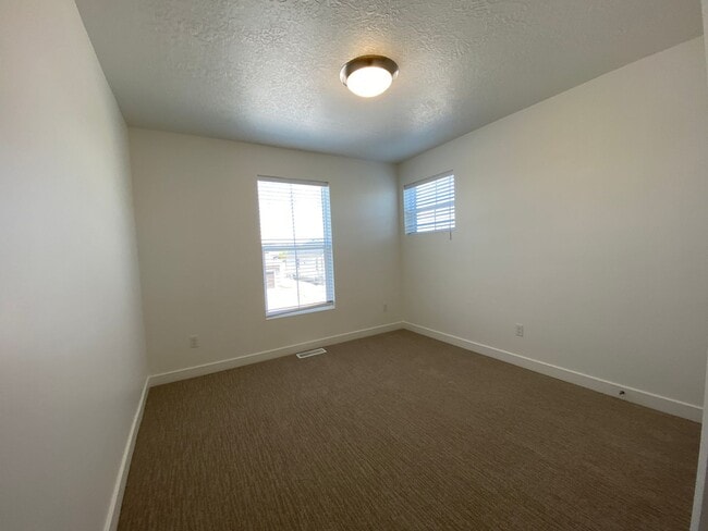 Building Photo - Two-story Single Family Home on Riverside.