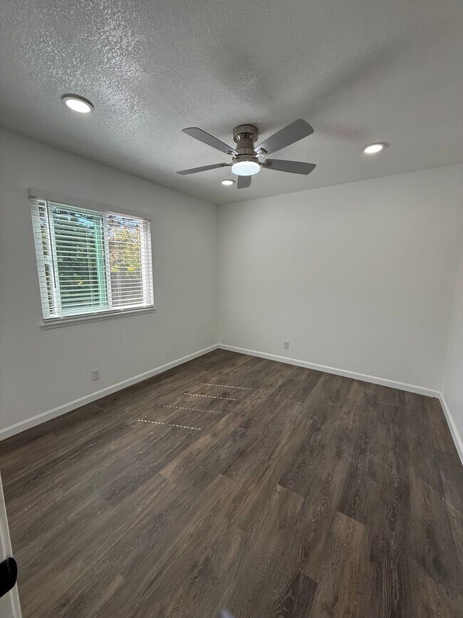 Building Photo - 4 bed, 3 bath pool home with RV access in West Simi Valley
