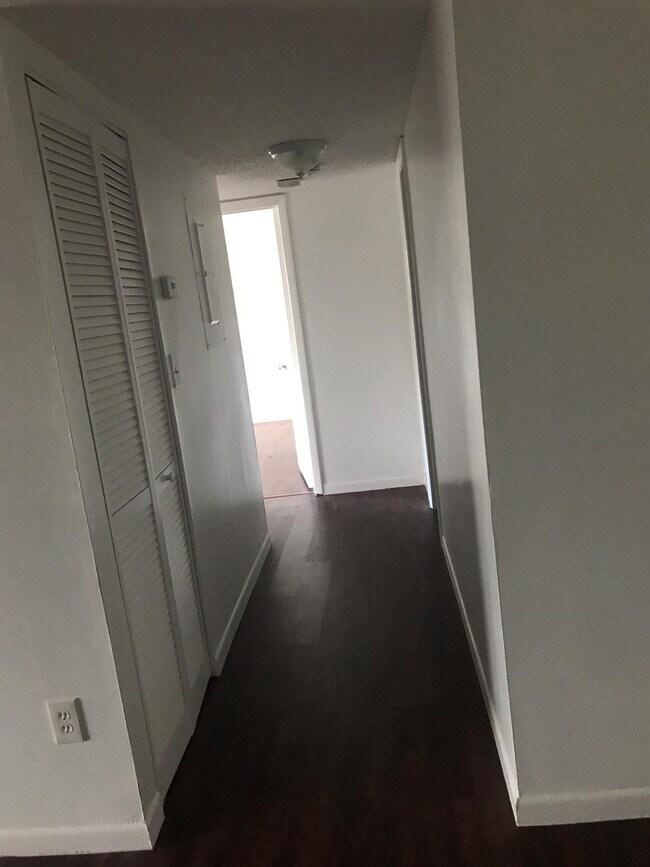 Building Photo - 819 NE 199th St