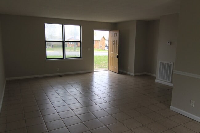 Building Photo - 3 Bedroom 2 Bath Home For Rent On Cunningh...