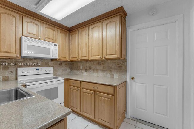 Building Photo - 10832 N Kendall Dr