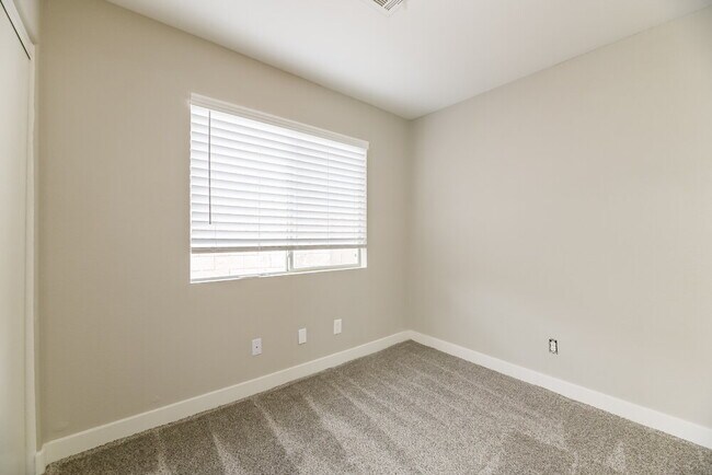 Building Photo - 390 Lombardy Cir