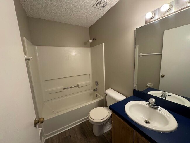 Building Photo - 1052 Longstreet Dr