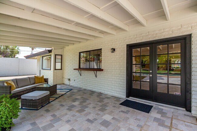Building Photo - 5 Bedroom 3 Bathroom Phoenix Home