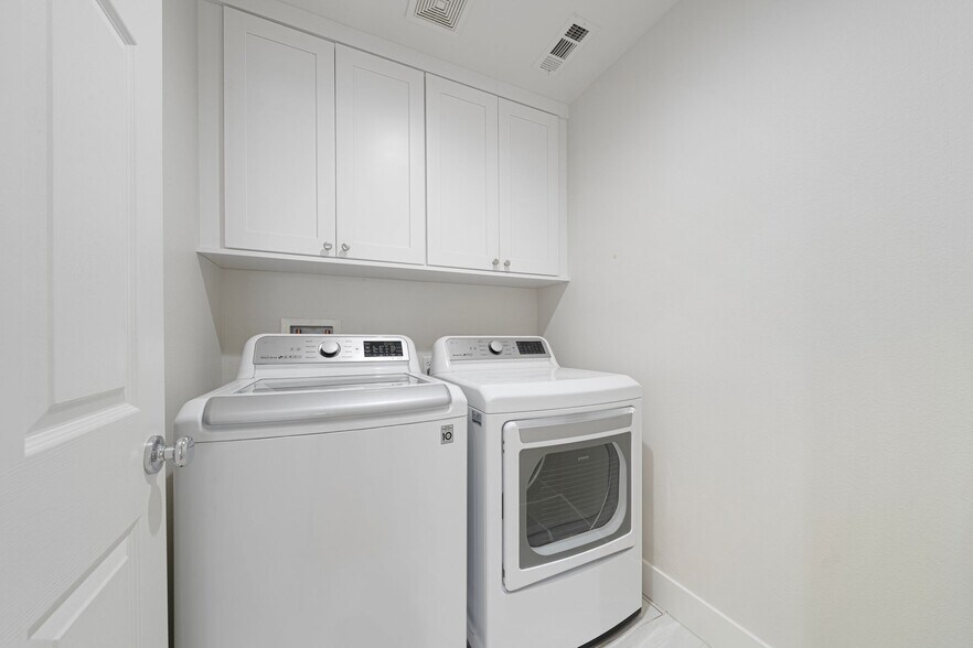 Building Photo - 25352 Avanti Ct