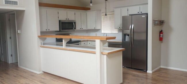 Building Photo - Charming Home Near the Prescott Square