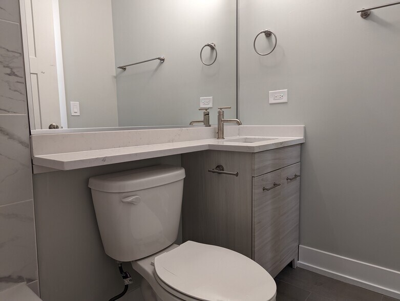 Building Photo - 511 W Barry Ave