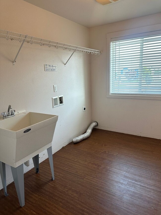 Building Photo - Extra Large Home For Rent, 4 Bedrooms! NEW...
