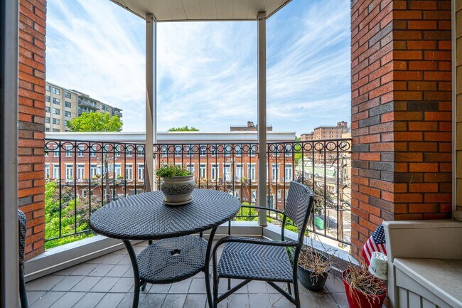 Building Photo - 233 Monroe St