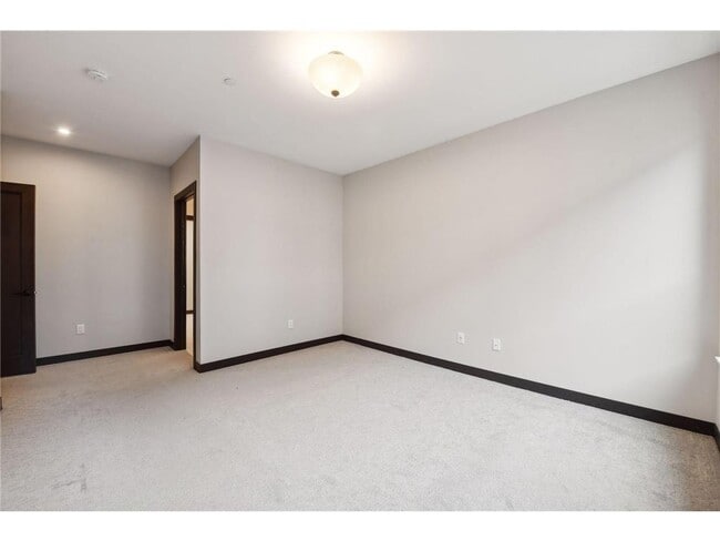 Building Photo - 253 Lake St E