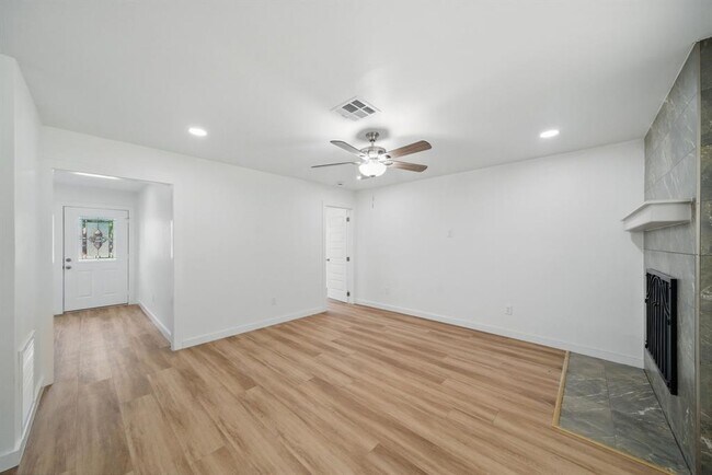 Building Photo - 9711 Derrik Dr