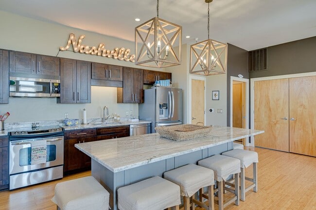 Building Photo - Stunning unfurnished 3BR/2.5BA Condo in Prime Belmont/Vanderbilt Location!