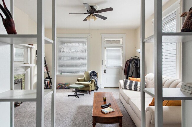 Building Photo - 2317 Victor St