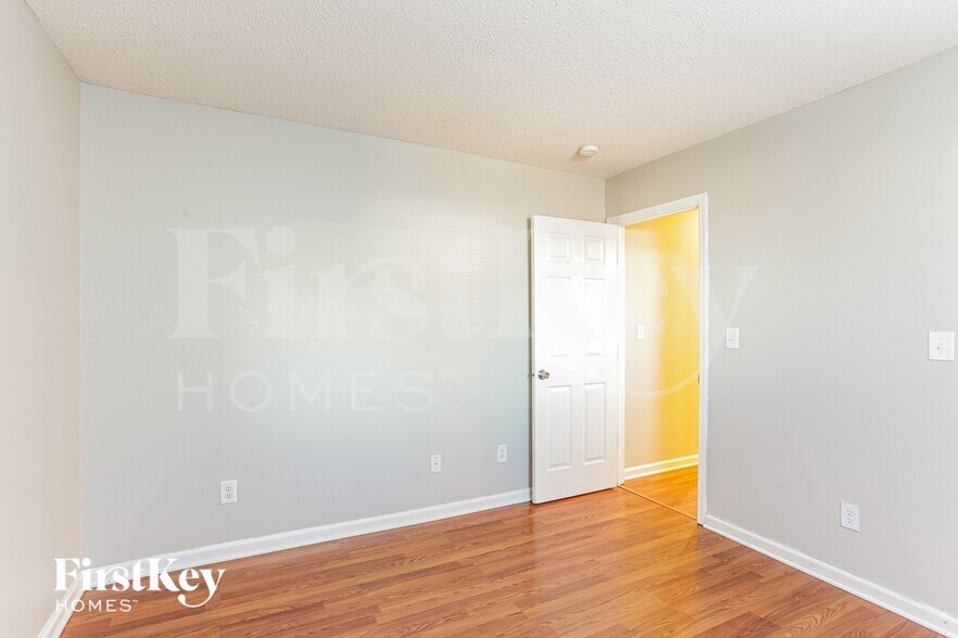 Building Photo - 15572 Dry Creek Rd