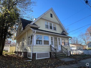 Building Photo - Charming 3-Bedroom Near IWU