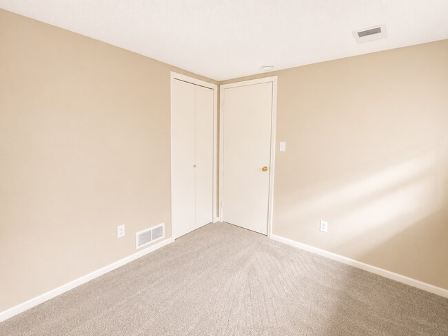 Building Photo - Spacious 3 Bed / 2 Bath Split-Level Duplex in Lee’s Summit