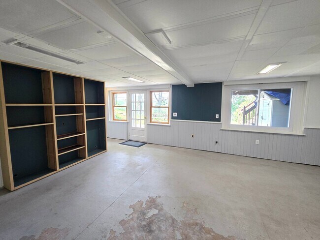 Building Photo - Amazing views overlooking the Raritan River! Commuter delight! Single family home with 2-bedroom,...