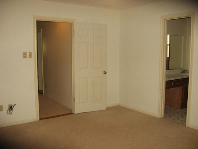 Building Photo - 25407 Tuckahoe Ln