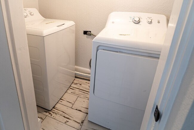 Building Photo - Chic & Stylish  Central location