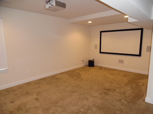 Building Photo - Luxury Townhome- Anne Arundel, MD