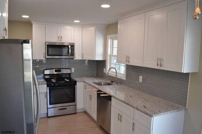 Building Photo - 321 Dogwood Ave