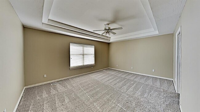 Building Photo - 6808 Sandlewood Dr
