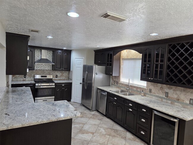 Building Photo - 15415 Beechnut St