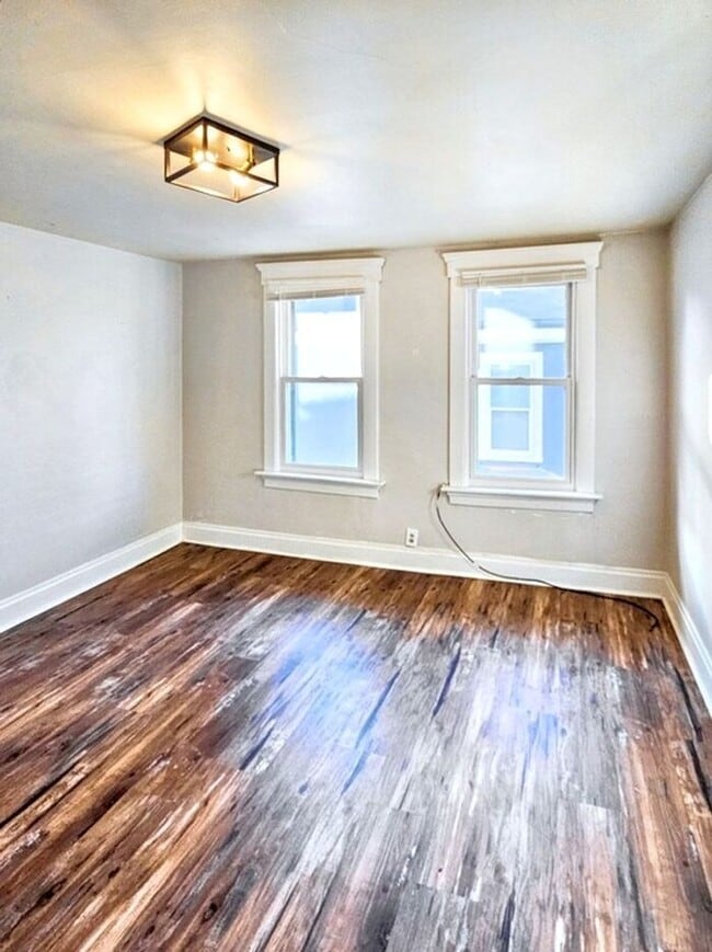 Building Photo - Spacious 3-Bedroom 1 Bathroom Apartment Ne...