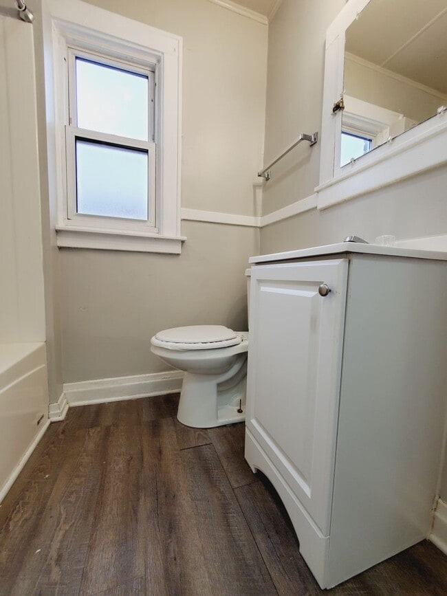 Building Photo - Renovated 2 Bedroom 1 Bathroom In East Chi...