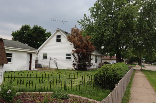 Building Photo - "Spacious 4-Bedroom 2 Bath with Finished B...