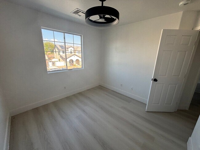 Building Photo - Spacious 4Br/3Ba Home in Galena Pointe – in North Las Vegas