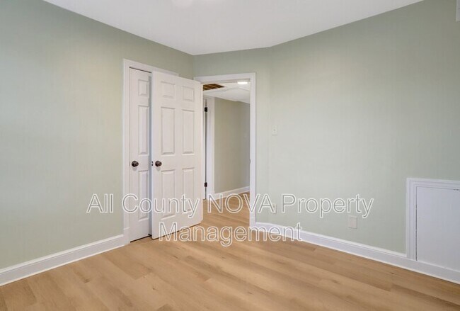 Building Photo - 2405 Arlington Blvd