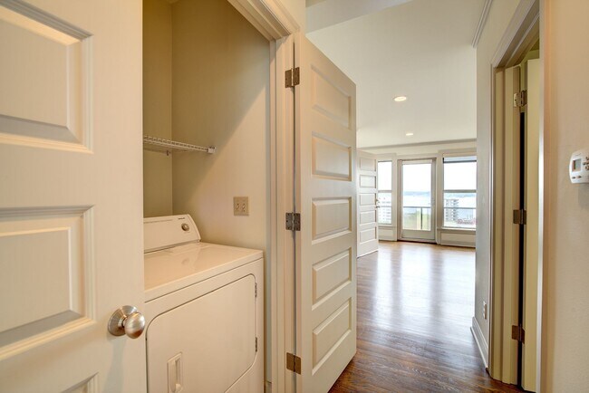 Building Photo - 2bd/2.25ba Seattle Townhome