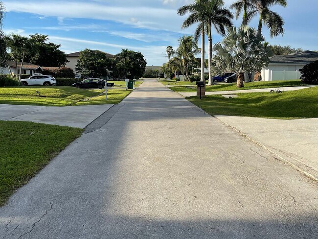 Building Photo - 1337 Center Ln