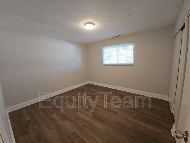 Building Photo - 204 N 10th St