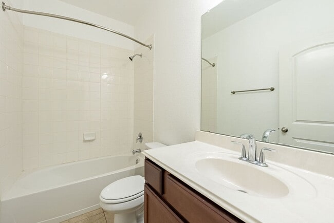 Building Photo - Beautiful 3 bedroom, 2 bathroom home in Manor!!!