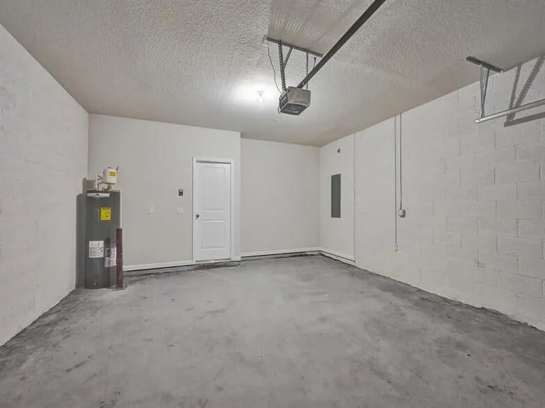 Building Photo - 5671 Enclave Dr