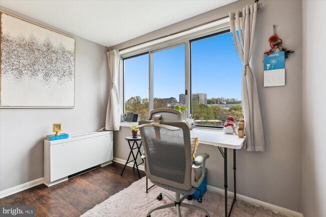 Building Photo - Renovated 2 bedroom, 1 bath with lots of natural light.