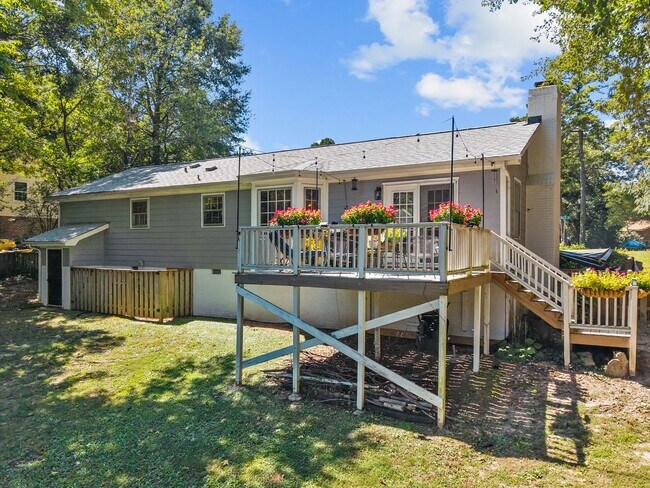 Building Photo - Gorgeous Mid-Century Modern Ranch in West Raleigh near NCSU and Lake Johnson - Fenced-in Backyard!