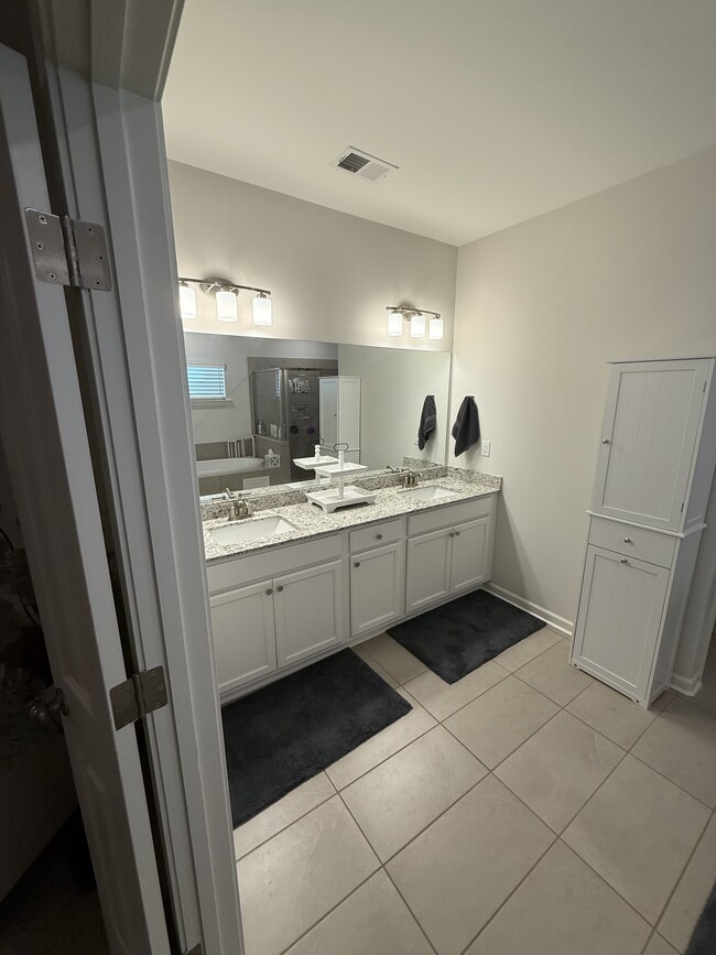 Building Photo - 430 Maple St