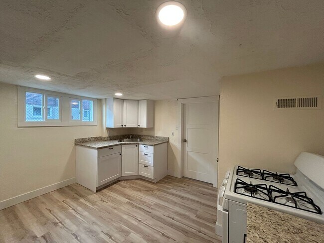 Building Photo - Angulo 421 S Duplex