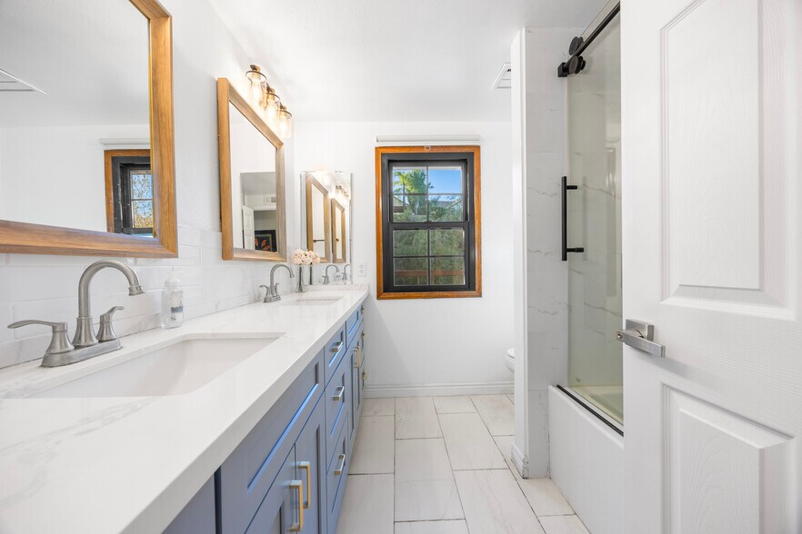 Building Photo - 17645 Rienzi Pl