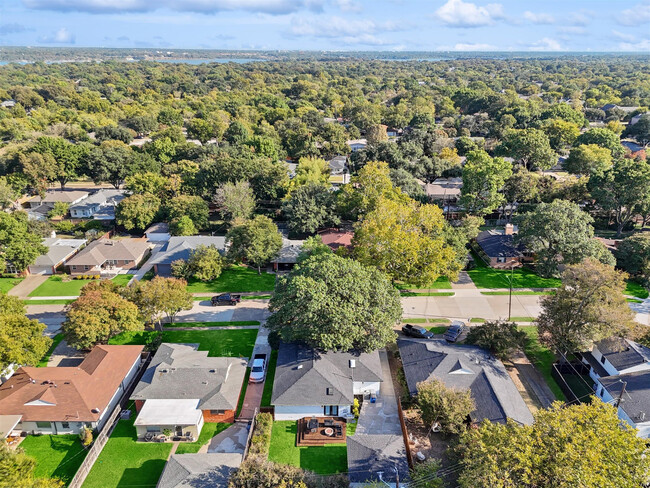 Building Photo - 6639 Aintree Cir