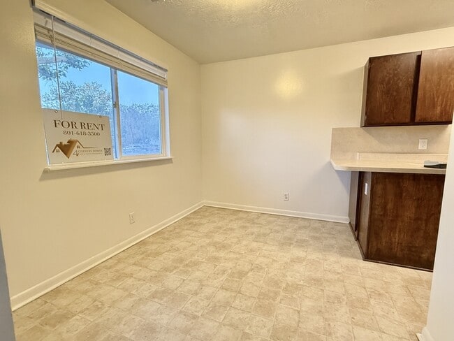 Building Photo - 966 Glendale St W