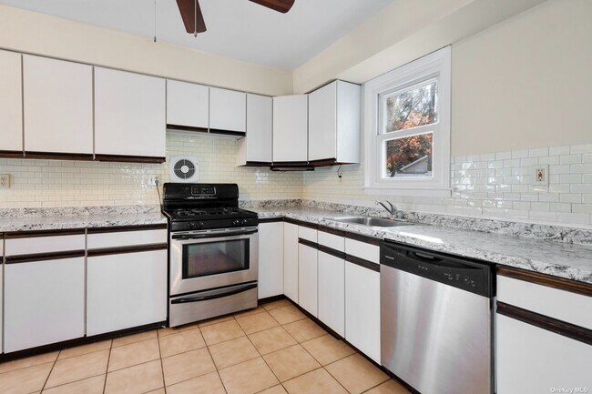 Building Photo - 14 Corona Rd